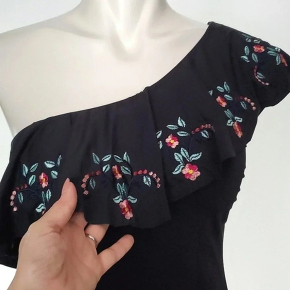 La Vie en Rose One Shoulder Ruffle Embroidered Flowers Black Bathing Suit Size M - Picture 2 of 11